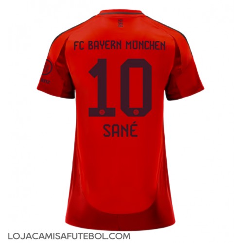 Camisa de Futebol Bayern Munich Leroy Sane #10 Equipamento Principal Mulheres 2024-25 Manga Curta